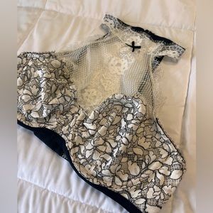 36C VS bralette with flower pattern cups and lace décolletage detailing